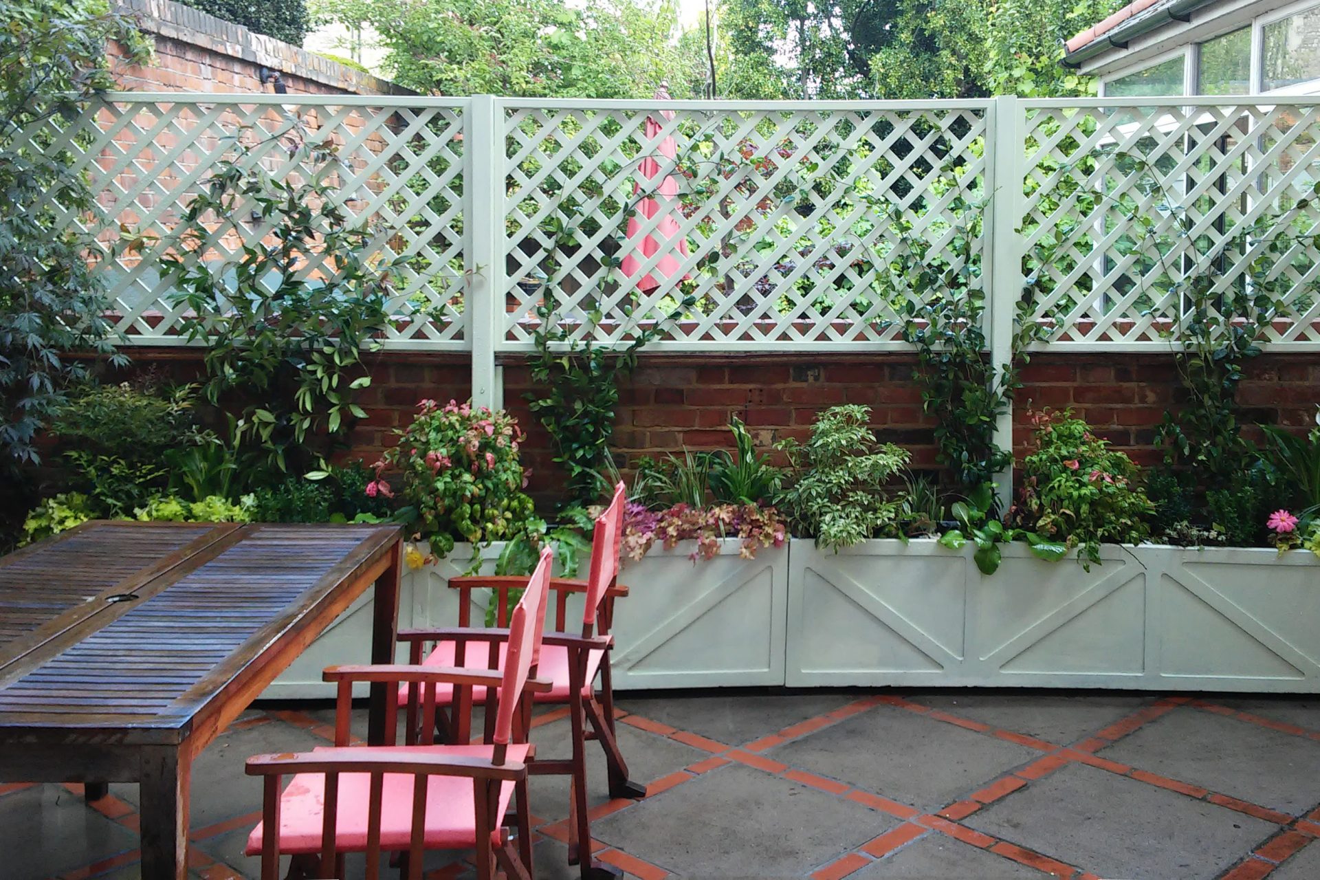 Finished work in the shady patio of a house of Hampstead.