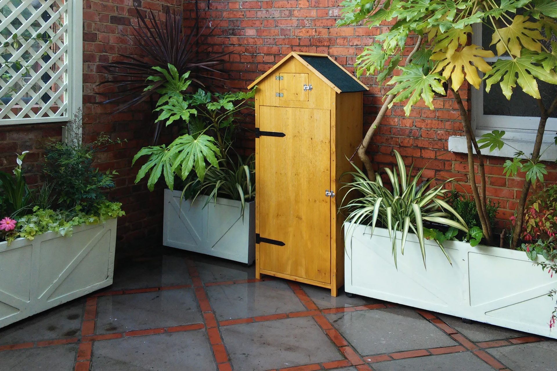 Finished work in the shady patio of a house of Hampstead.