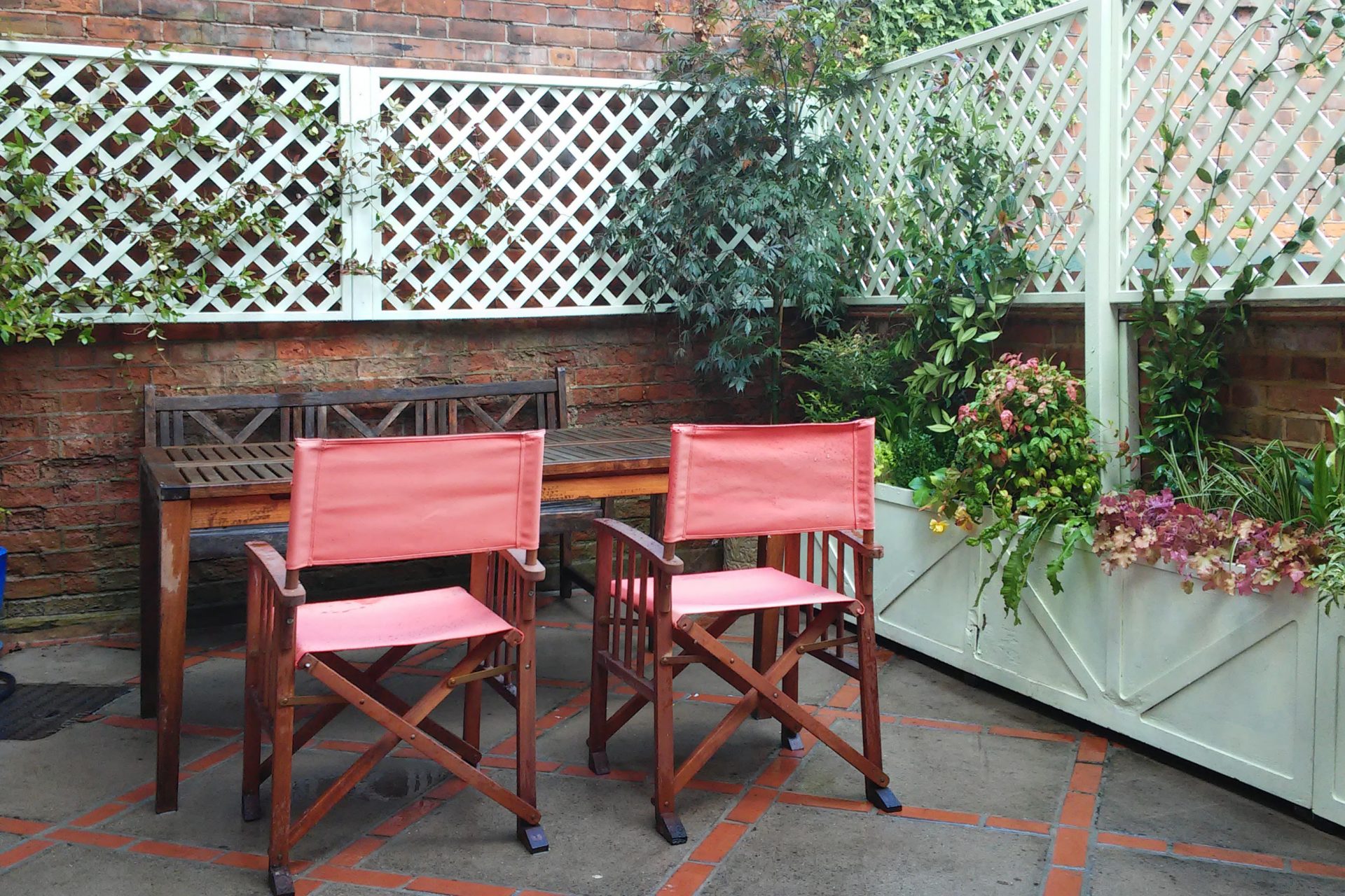 Finished work in the shady patio of a house of Hampstead.