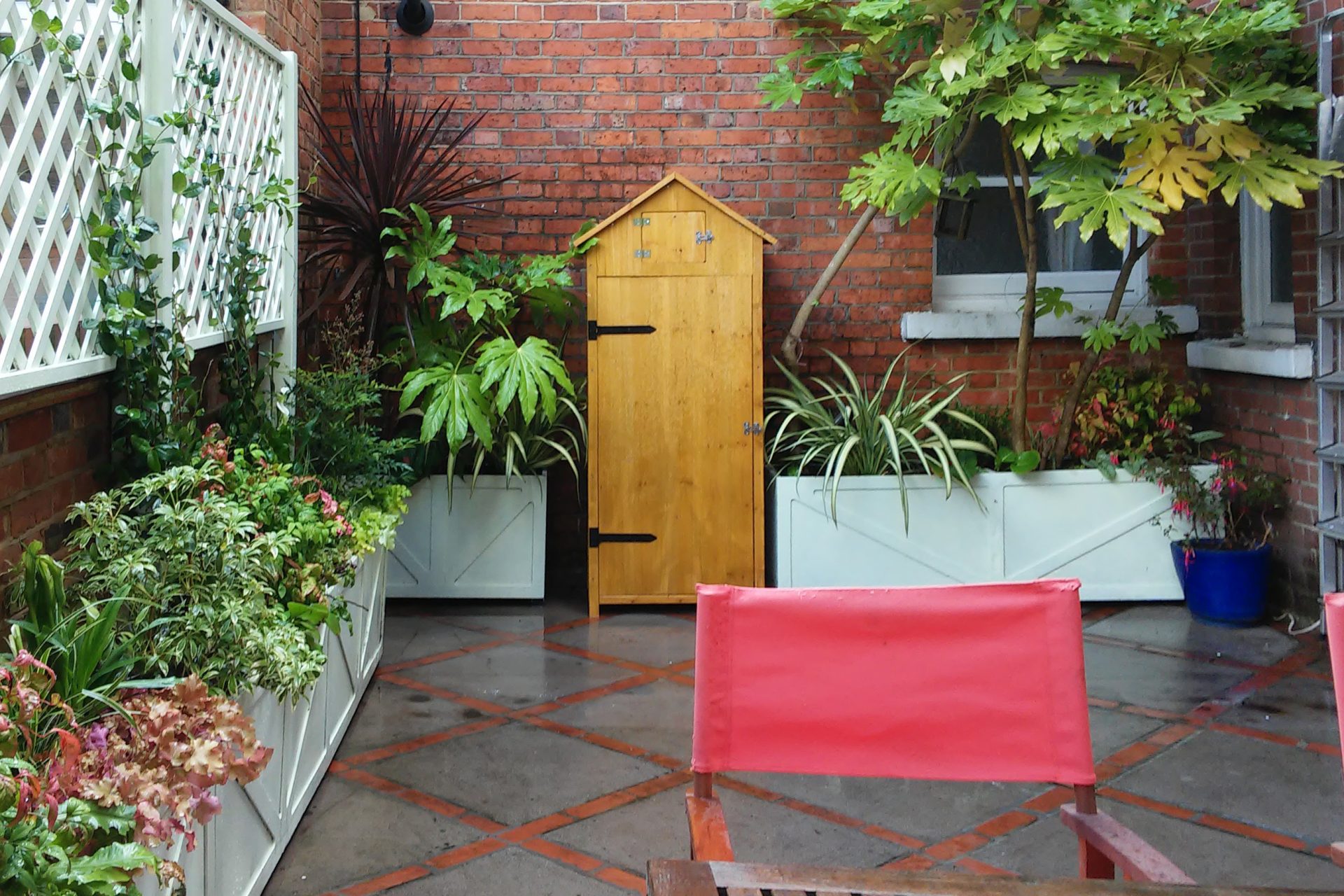 Finished work in the shady patio of a house of Hampstead.