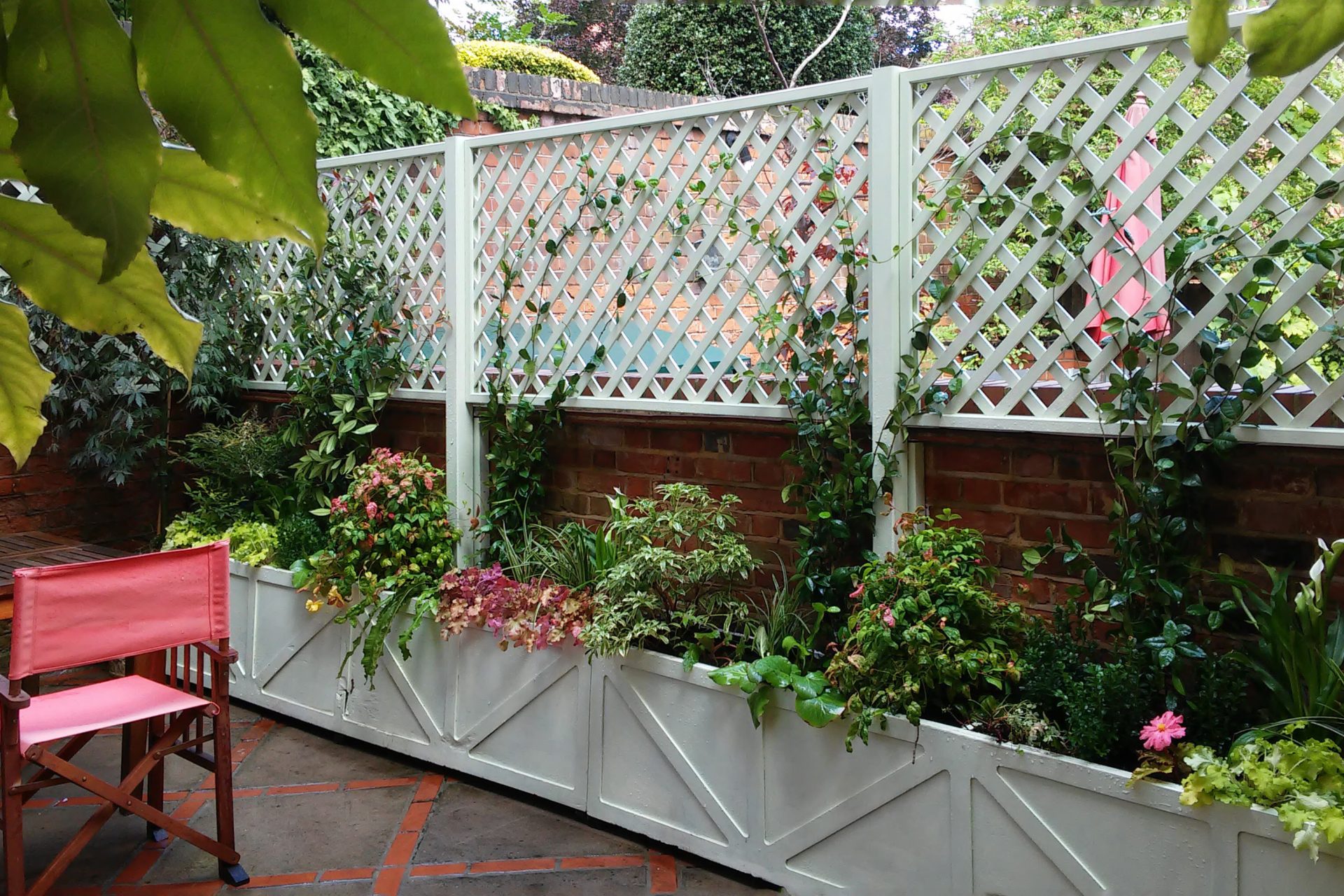 Finished work in the shady patio of a house of Hampstead.